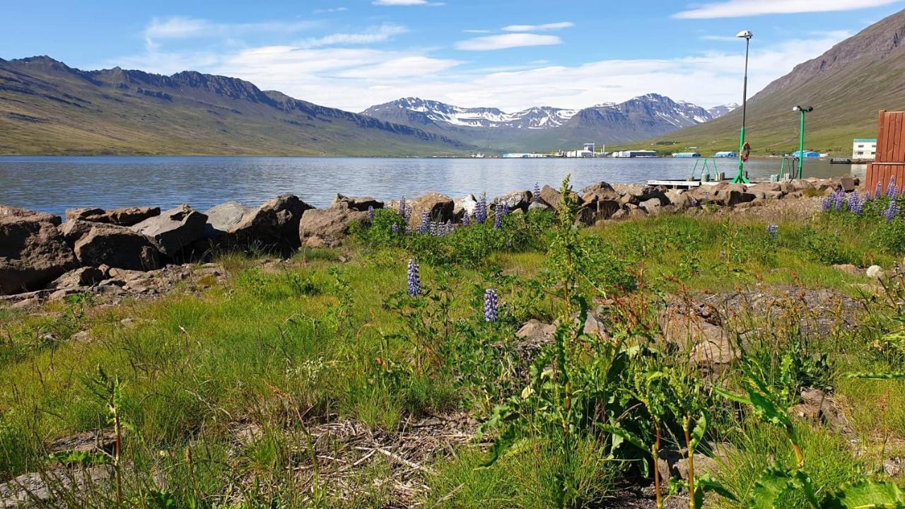 The Bank Sleeping Guesthouse Neskaupstaður Екстериор снимка
